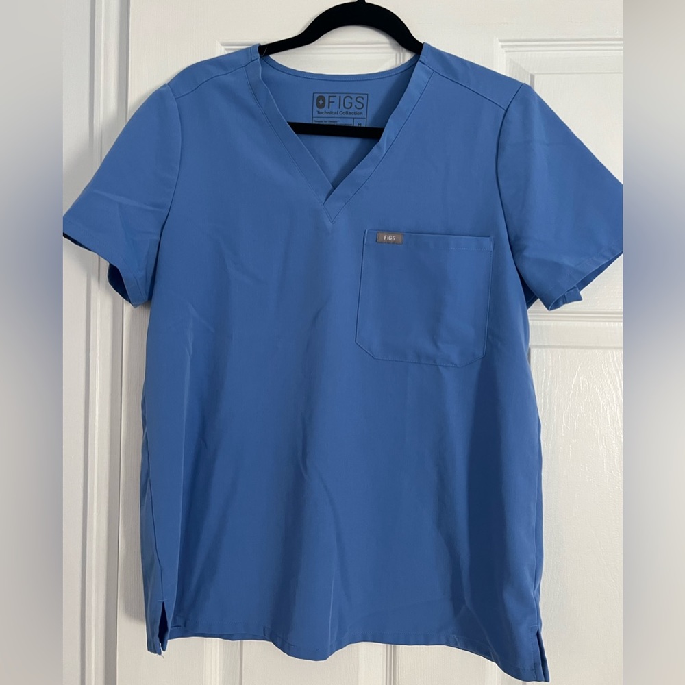 Figs Womens Catarina one pocket scrub top size medium in ceil blue.